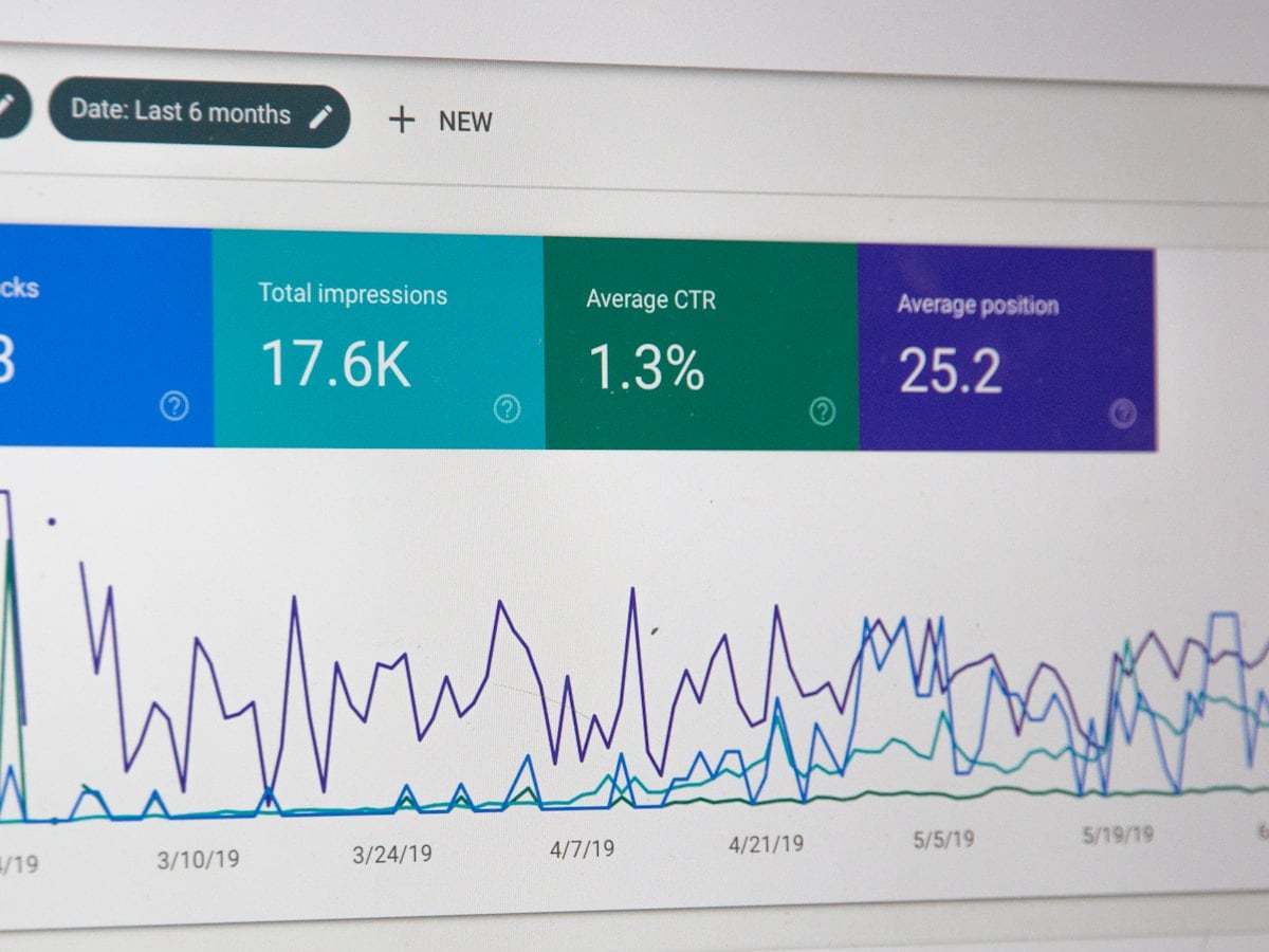A dashboard on screen: key figure cards and a trend line